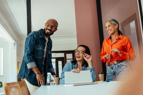 © (JLco) Julia Amaral - stock.adobe.com Foto: 3 lachende Personen