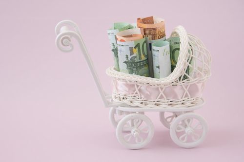 © dewessa - stock.adobe.com Foto: Miniaturkinderwagen mit Geldscheinen