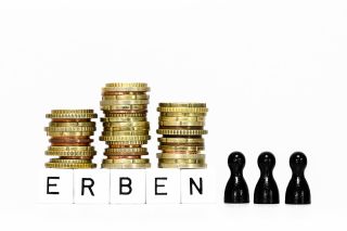 © blende11.photo - stock.adobe.com Foto: Münzen, Spielfiguren und weiße Würfel