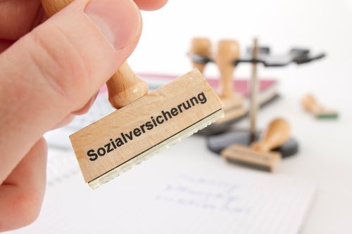 © Finanzfoto - stock.adobe.com Foto: Stempel mit Sozialversicherung beschriftet